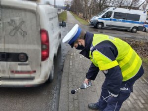 policjant ogląda auto