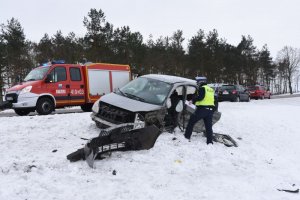 Policjant pracuje na miejscu wypadku