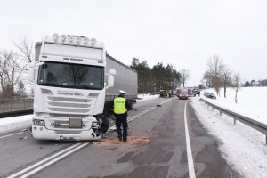 Policjant pracuje na miejscu wypadku