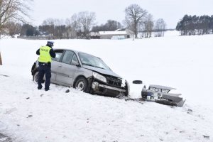 Policjant pracuje na miejscu wypadku