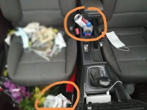 zdjęcie wnętrza pojazdu, puszka po piwie w miejscu na kubek do picia