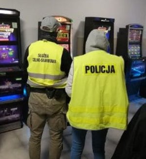 policjanci przy automatach do gier