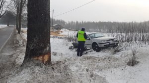 policjanci pracują na miejscu wypadku drogowego