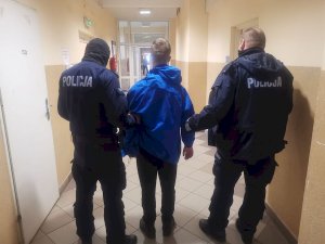 policjanci prowadzą zatrzymanego 22-latka