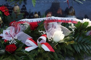 Na zdjęciu wiązanka kwiatów złożona pod pomnikiem poświęconym Pamięci Żołnierzy Wyklętych przez Komendanta Wojewódzkiego Policji w Gdańsku.