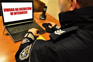 policjant pracuje na laptopie