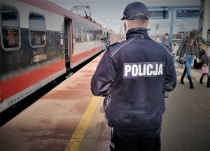 policjant na stacji kolejowej