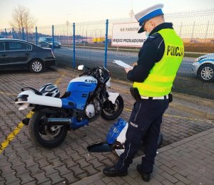 policjanci pracują na miejscu wypadku drogowego