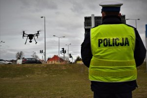 policjanci pracują z dronem