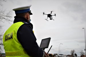 policjanci pracują z dronem