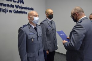 Na zdjęciu Zastępca Komendanta Wojewódzki Policji w Gdańsku wręcza rozkazy personalne.