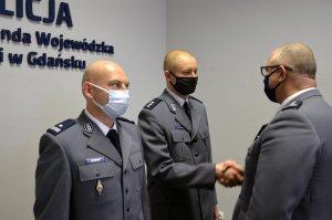 Na zdjęciu Zastępca Komendanta Wojewódzki Policji w Gdańsku wręcza rozkazy personalne.