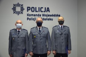 Na zdjęciu Zastępca Komendanta Wojewódzki Policji w Gdańsku wraz z I Zastępcą Komendanta Powiatowego Policji w Starogardzie Gdańskim i p.o. Zastępcy Naczelnika Wydziału dw. z Przestępczością Narkotykową KWP w Gdańsku.