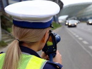 policjantka RD mierzy prędkość