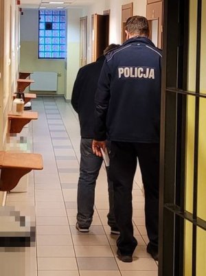 policjant z zatrzymanym