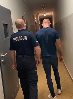 policjant z zatrzymanym