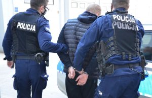 policjanci prowadzą zatrzymanych