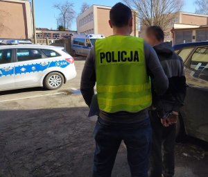 policjant z zatrzymanym