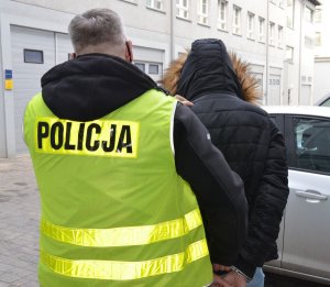 policjanci z zatrzymanymi