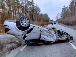 policjant pracuje na miejscu wypadku