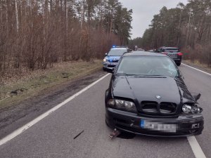 policjant pracuje na miejscu wypadku