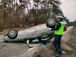 policjant pracuje na miejscu wypadku