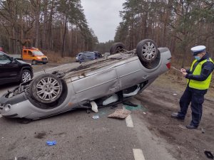 policjant pracuje na miejscu wypadku