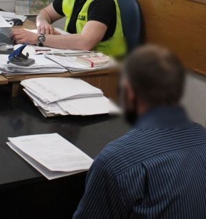 policjant przesłuchuje