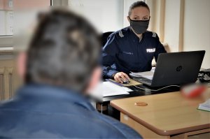 policjantka przesłuchuje mężczyznę