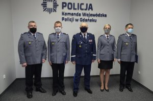 Na zdjęciu Komendant Wojewódzki Policji w Gdańsku z funkcjonariuszami - zdjęcie grupowe