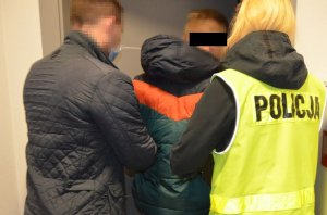 policjanci na miejscu nielegalnej uprawy narkotyków