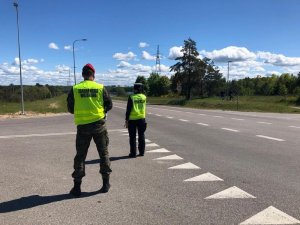 policjanci patrolują ulice