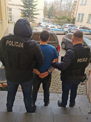 policjanci z zatrzymanymi