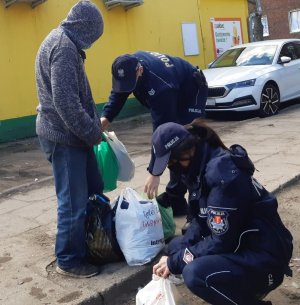 policjanci pomagają potrzebującym