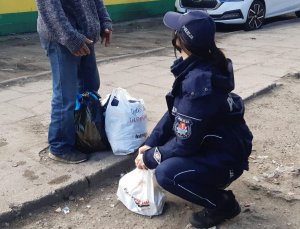 policjanci pomagają potrzebującym