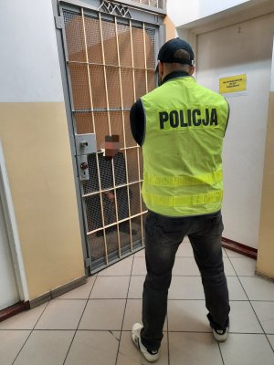 policjanci z zatrzymanym