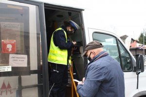 policjant wychodzi z autobusu obok  stoi meżczyzna