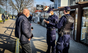 Policjanci legitymują mężczyznę