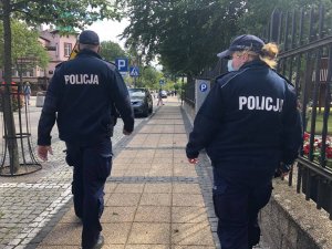 policjanci patrolują ulicę