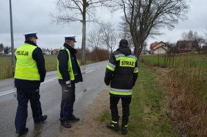 policjanci w trakcie pracy