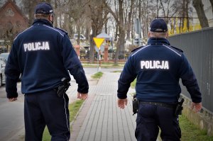 policjanci patrolują ulice