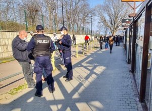 policjanci legitymują osobę