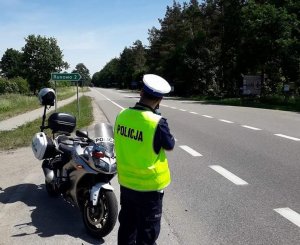 policjant i motocykl