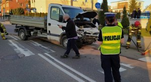 policjanci pracują na miejscu kolizji