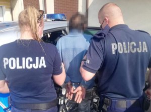 policjanci z zatrzymanym