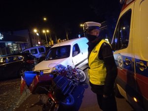 policjanci na miejscu wypadku z udziałem motocyklisty