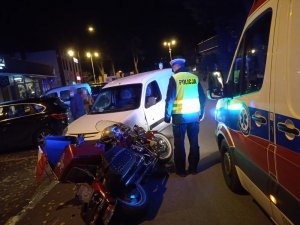 policjanci na miejscu wypadku z udziałem motocyklisty