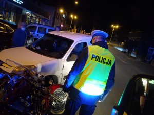 policjanci na miejscu wypadku z udziałem motocyklisty