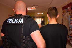 policjanci z zatrzymanymi