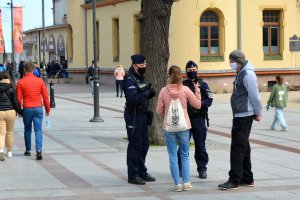 policjanci patrolują ulice